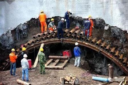 峰峰矿隧道钢花管支护案例